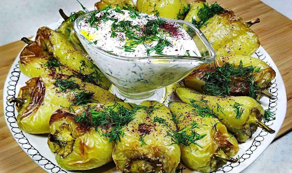 Простая закуска из перца

Ничего лишнего, а как вкусно, настоящее объедение. Летом можно готовить хо