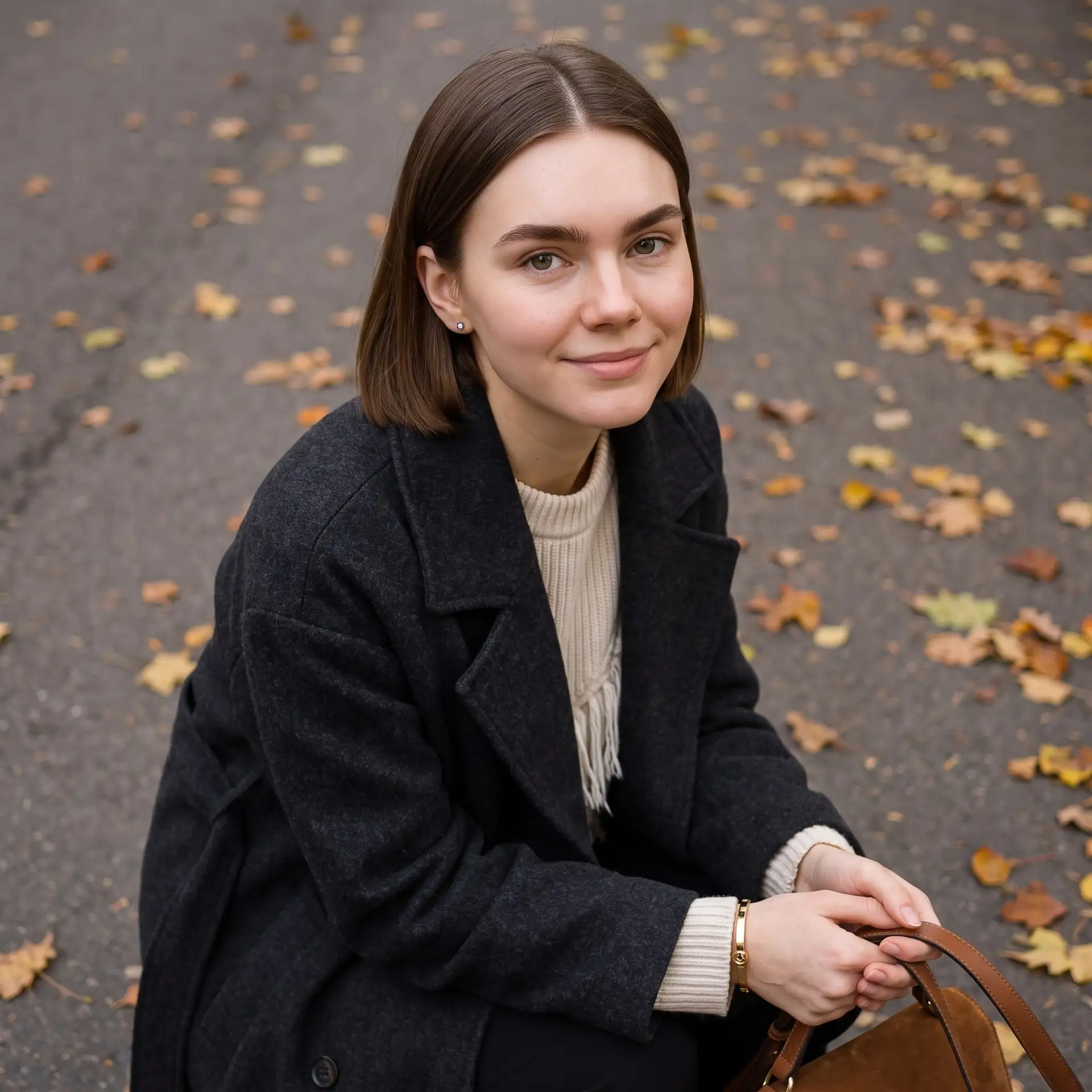 Осенний портрет сверху с уютным пальто и листьями под ногами 🍂