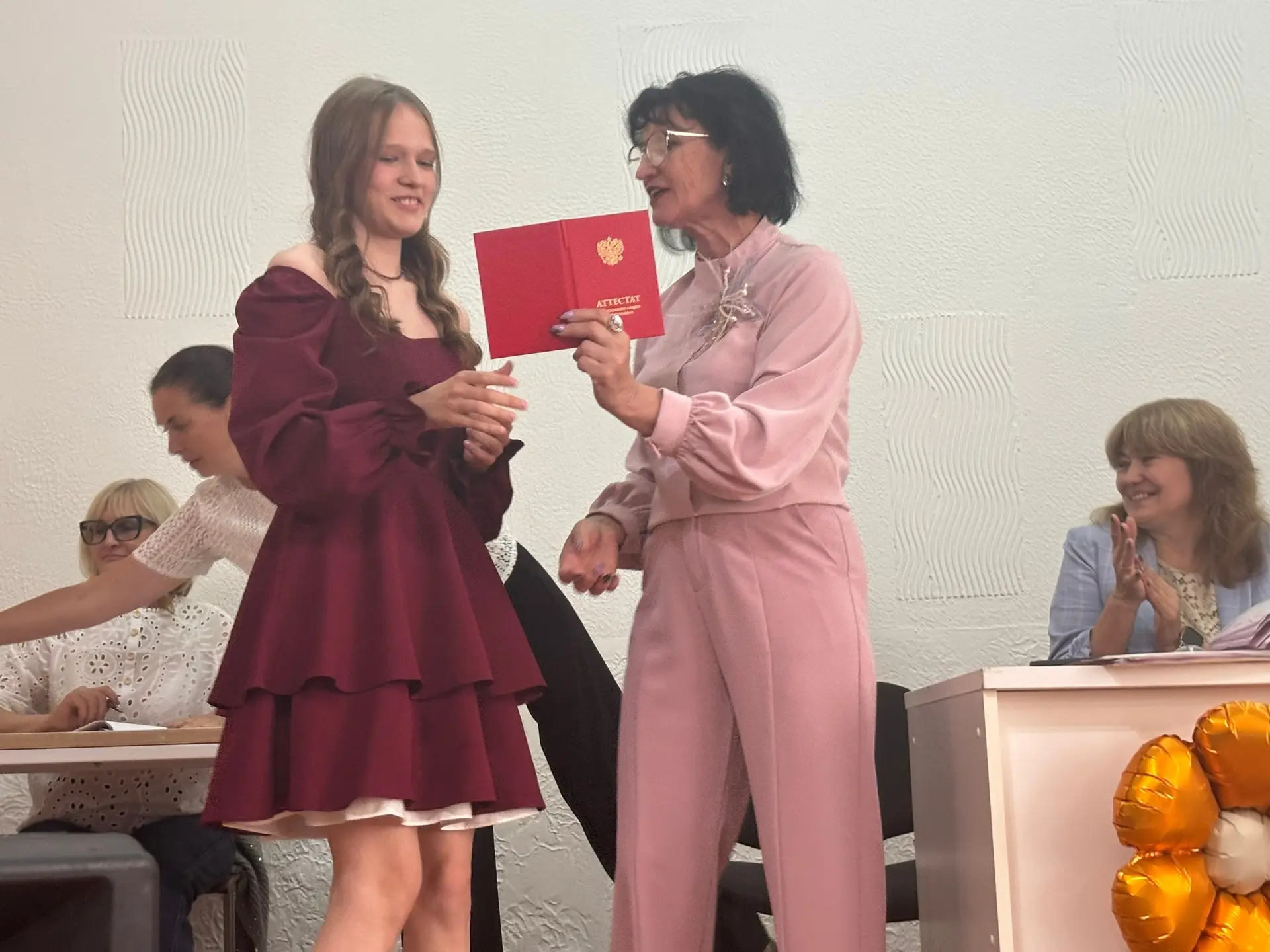 Аттестат в руках - путь к новым вершинам открыт! 🎓✨

Сегодня в нашей школе состоялось торжественное