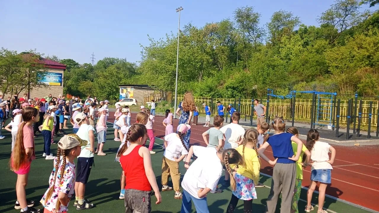 ☀️Яркие впечатления и новые открытия: 5 день пришкольного лагеря

🏃🏻‍♂️Утро началось с зарядки на 