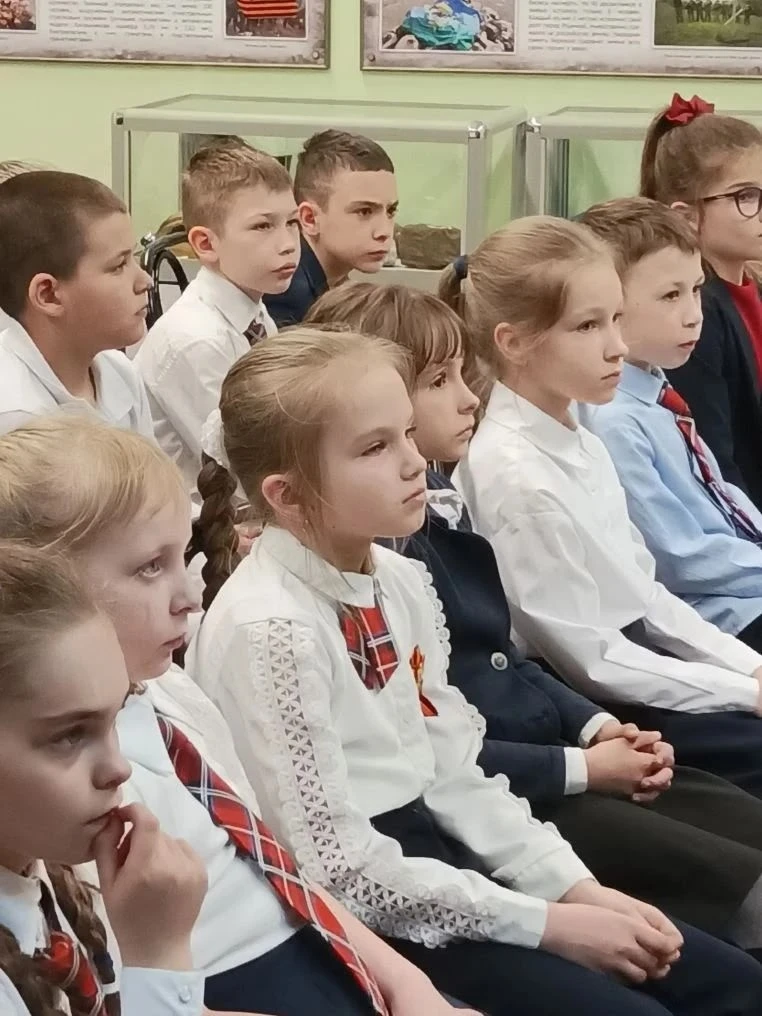 🕊️ «Этот День Победы»: уроки мужества в школьном музее  На базе музея «Защитники Отечества» для учен