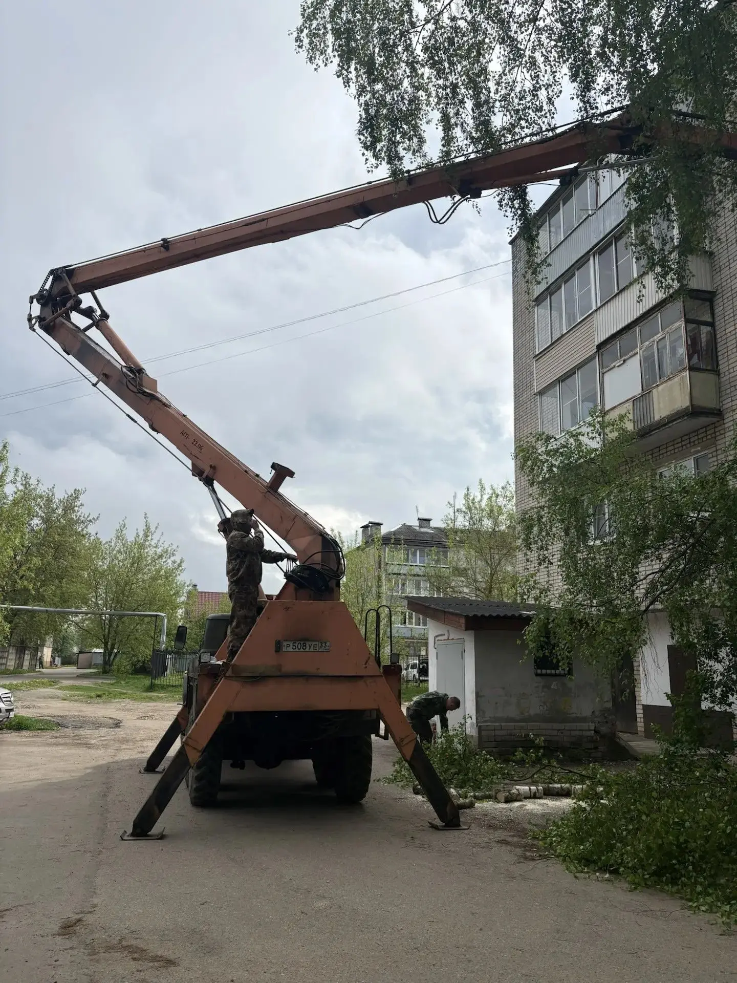 Спиливание деревьев по адресу ул. Геологов д. 2, 15.05.2026 года.
