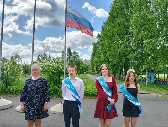 🎓🔔 В школе прошла торжественная линейка «Последний звонок» 🎈🎉