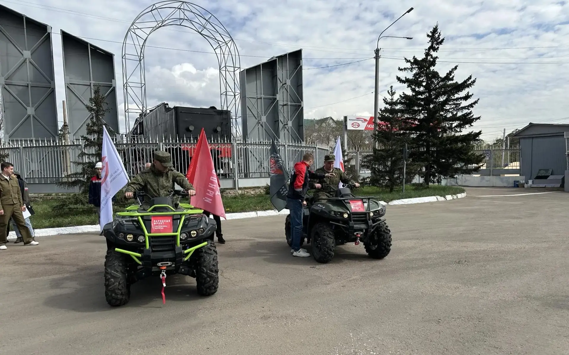 Заводчане в Улан-Удэ собрали почти 1,5 миллиона рублей для военнослужащих из Бурятии.

На улан-удэнс