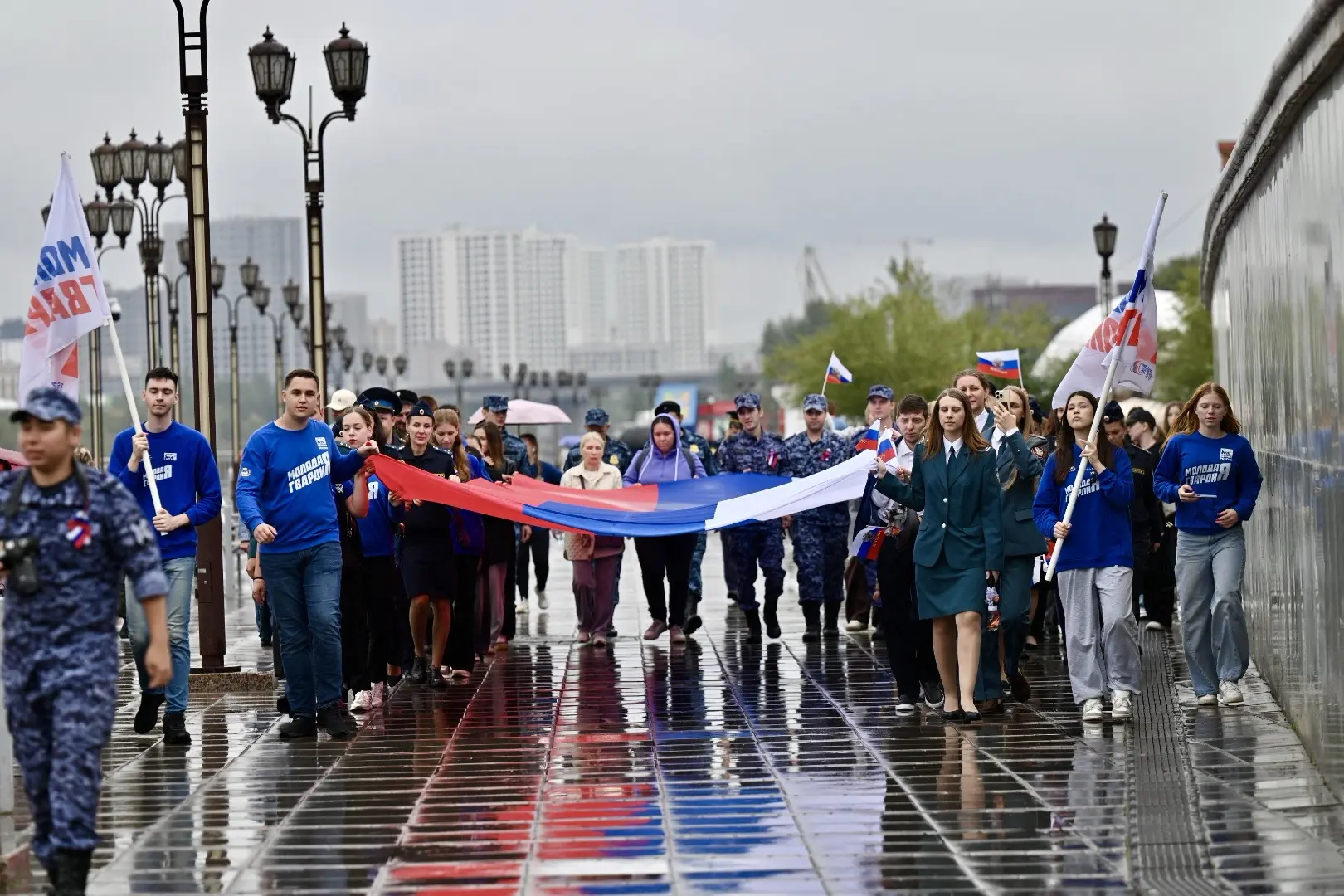 🇷🇺 В Тюмени водрузили Государственный флаг России на Мосту Влюблённых