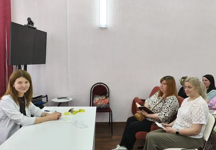 Знания, которые помогают вовремя заметить беду: соцработники прошли обучение по профилактике зависим