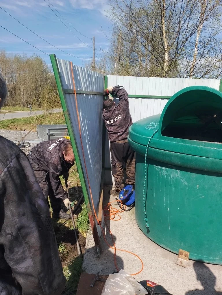 🛠 Ограждение контейнерной площадки приведено в порядок!