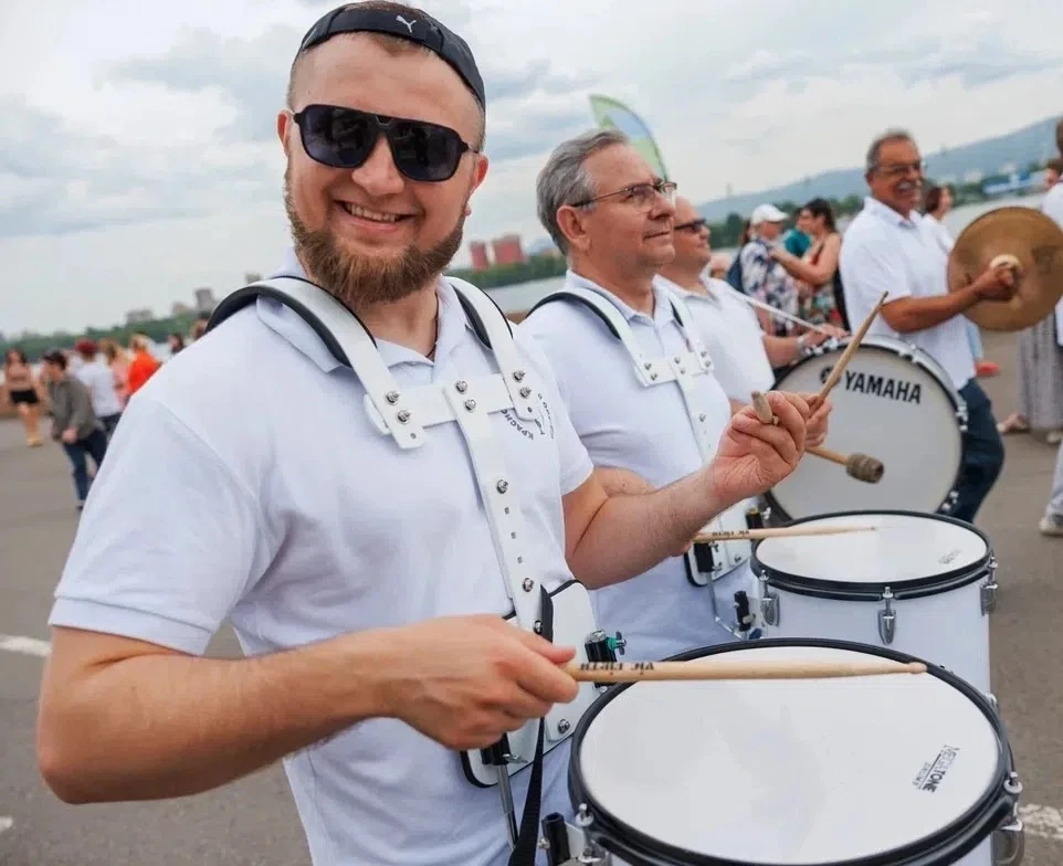 🎉 Поздравляем с Днем рождения самого улыбчивого артиста оркестра Евгения Демченко!