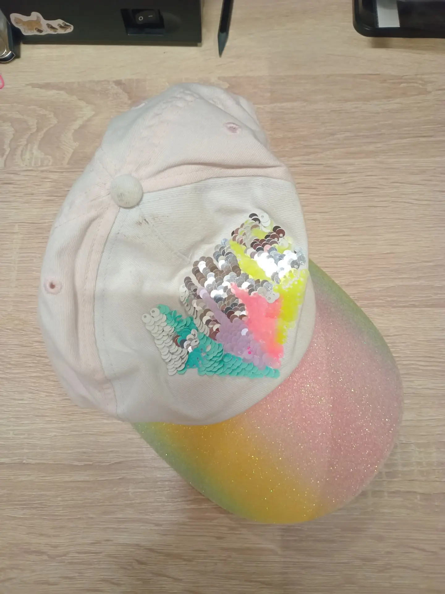 Найдена бейсболка. Потерявшему обращаться в офис Управляющей Компании, кабинет круглосуточной охраны