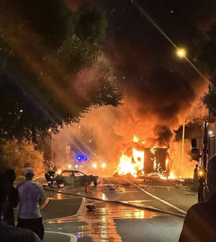 Две машины сгорели в жутком смертельном ДТП в Новой Москве 

Все случилось на Калужском шоссе, где п