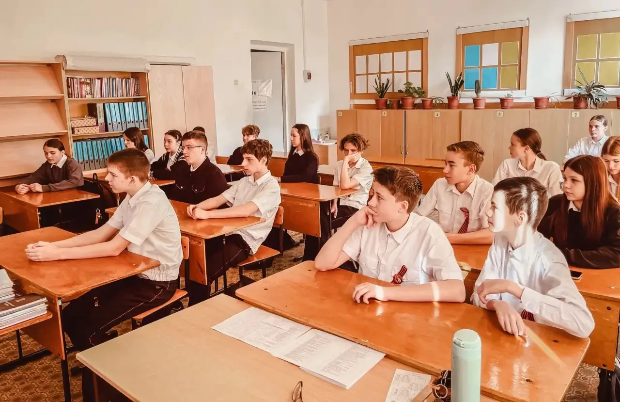 Символ Победы на груди: амбассадоры «Профессионалитета» провели мастер-класс для восьмиклассников 🎗🇷