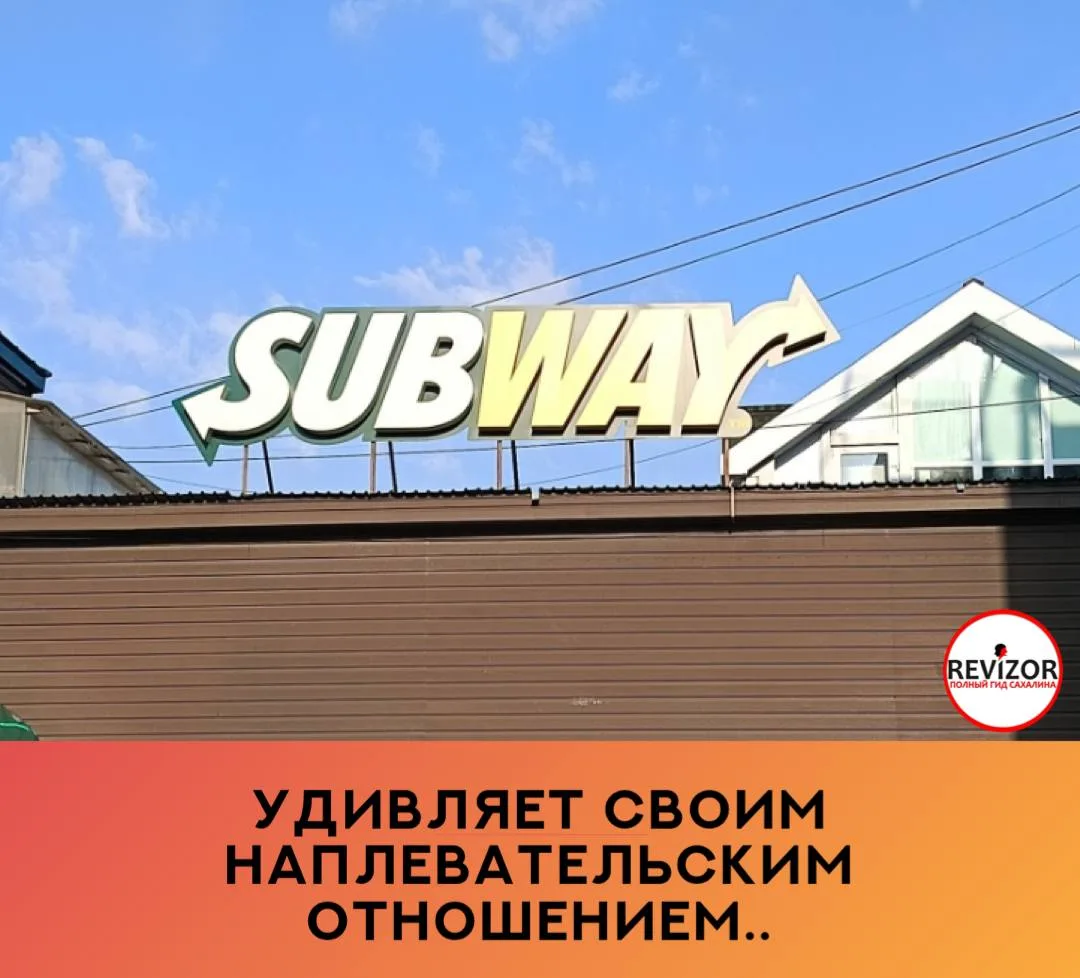 Работник с бейджем «Ислам» удивляет своим наплевательским отношением к клиентам и своей...
