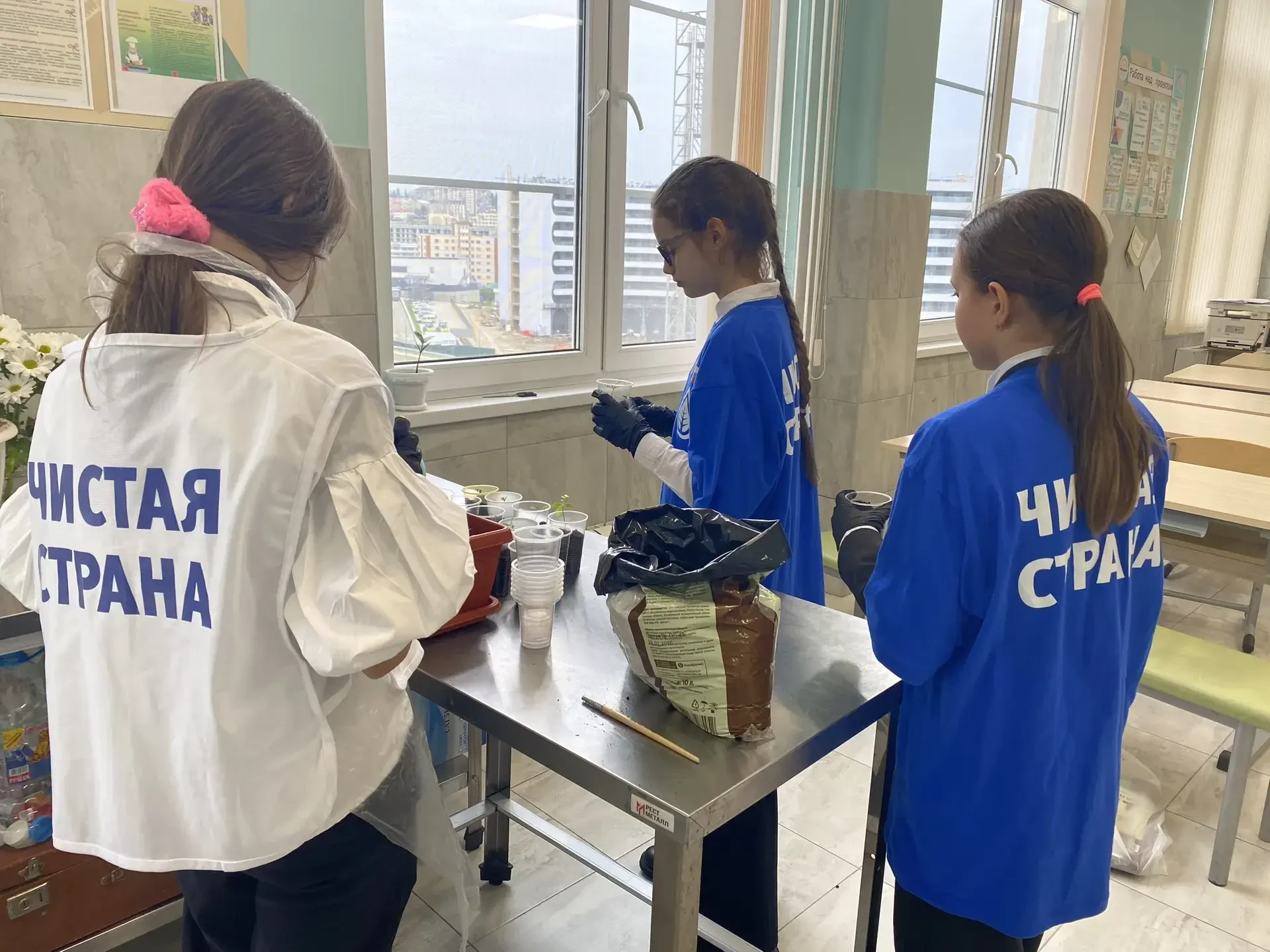 ♻️В рамках реализации проекта «Чистая страна» команда волонтеров 🤝«Дрбрые руки»МОБУ СОШ №19 им.Героя