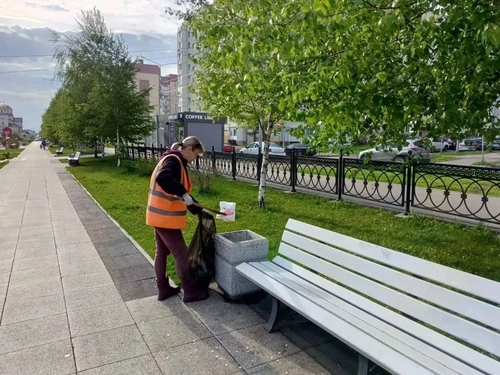 🧹 Убираем территорию района  Сотрудники МБУ «Служба благоустройства Кировского района» проводят мойк