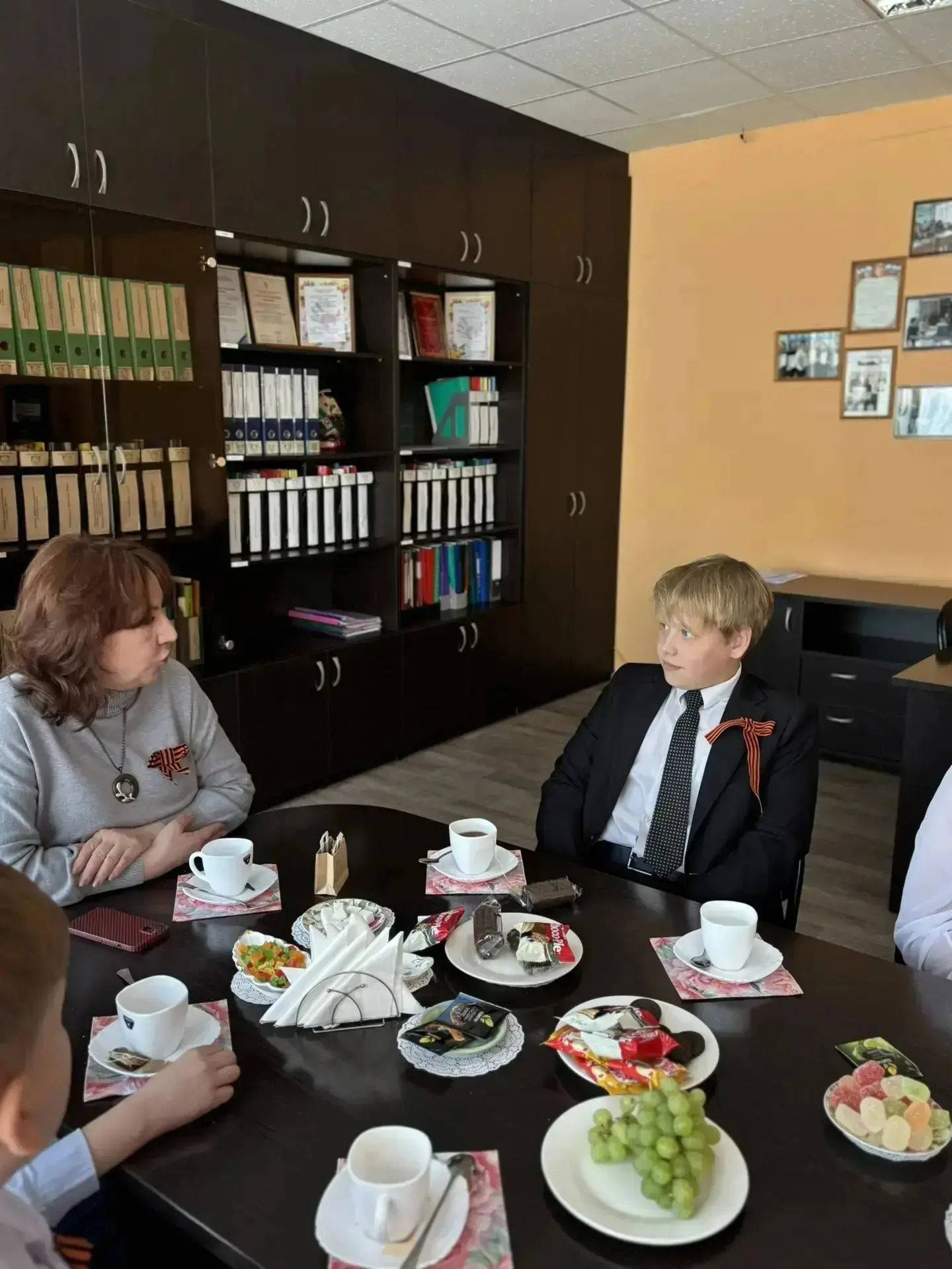💥Традиция, объединяющая мудрость и детскую непосредственность, состоялась у нас в школе. За «круглым