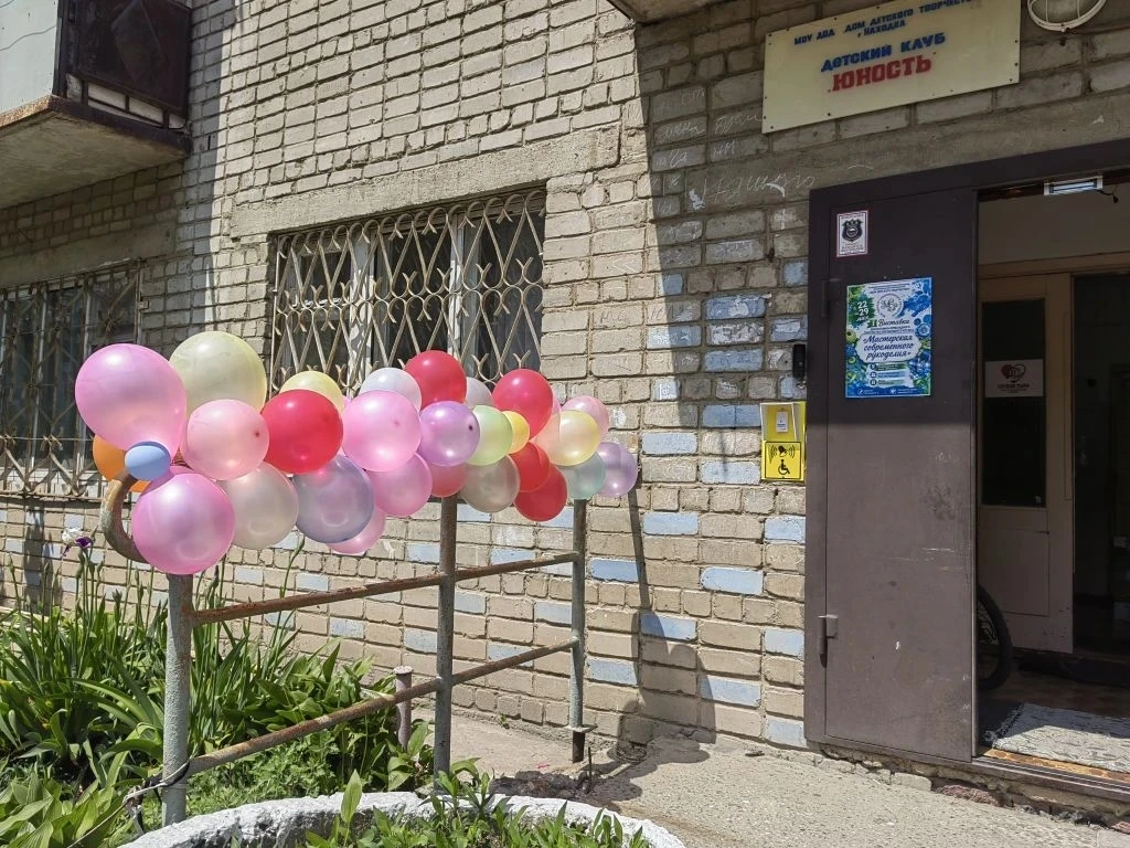 Маленькие руки — большое искусство.

Друзья, сегодня в клубе «Юность» мы открыли первую декоративно-