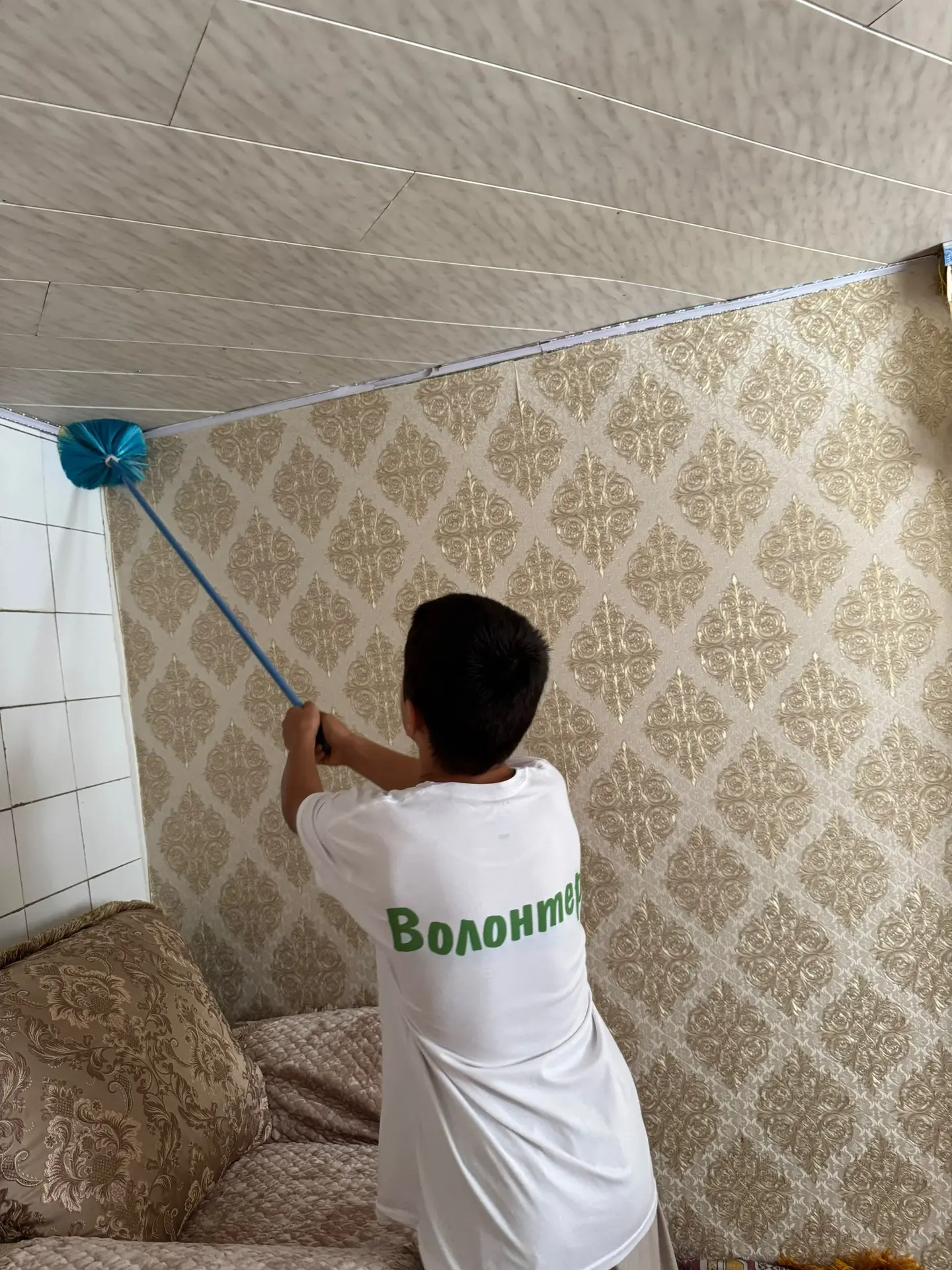 🌞 День добрых дел в селе Алак: как соцработник и волонтёры преобразили быт подопечной