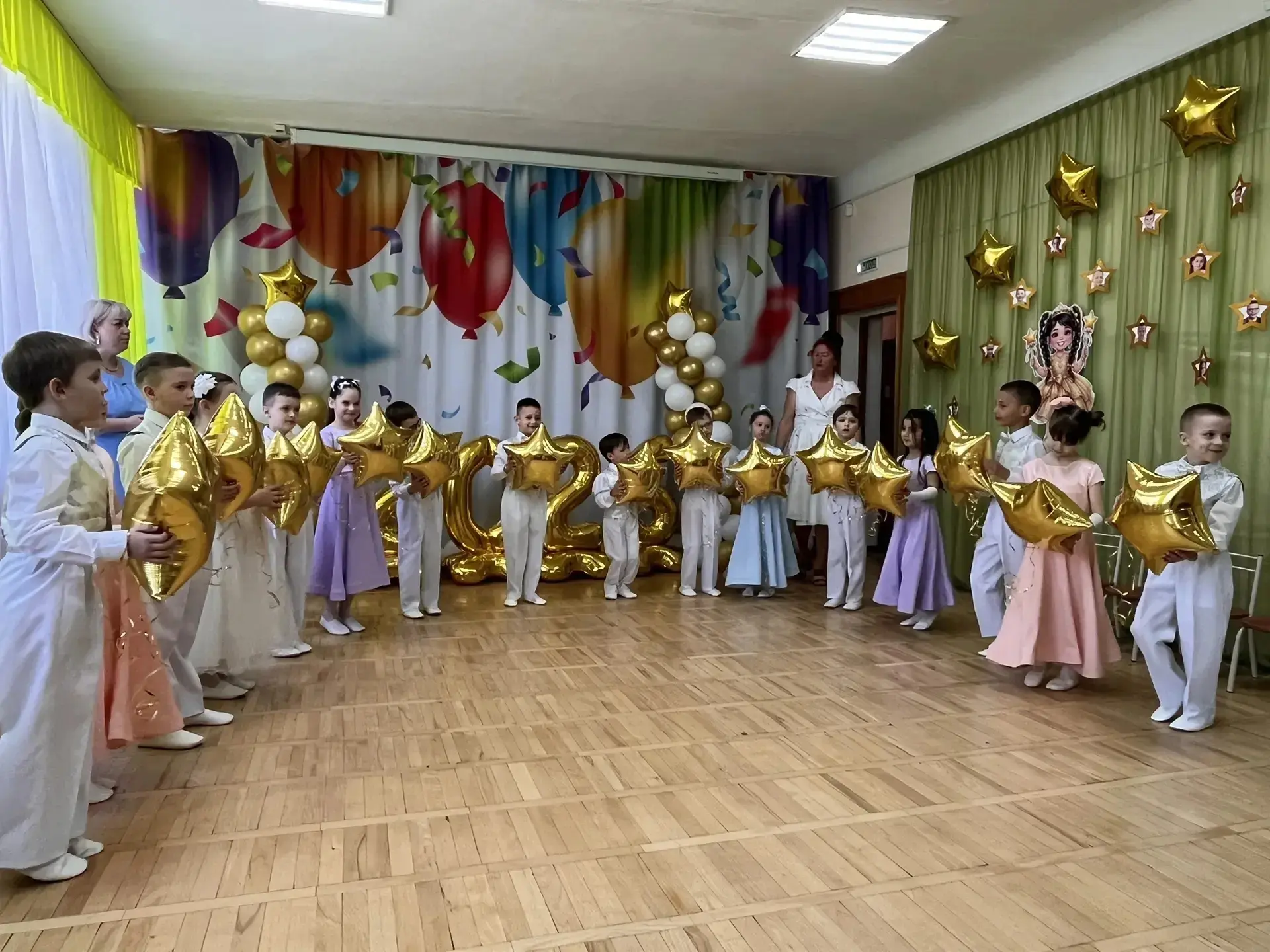 В подготовительной группе состоялся прекрасный выпускной «Путеводные звёзды». Ребята удивляли гостей
