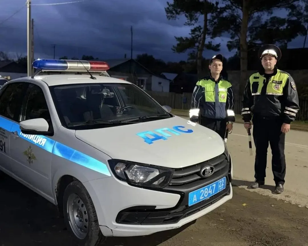 Полицейские спасли мужчину из горящего дома в Змеиногорске