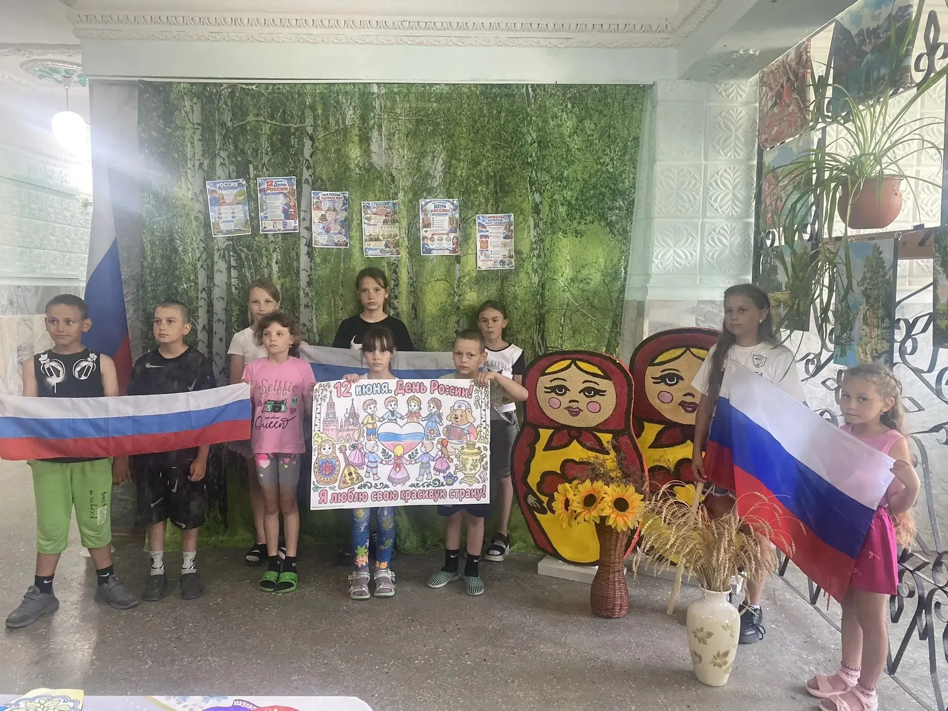 Краски Родины: в МБОУ «Нововознесенская СОШ» прошла выставка «Рисуй, Россия!»
12 июня наша страна от