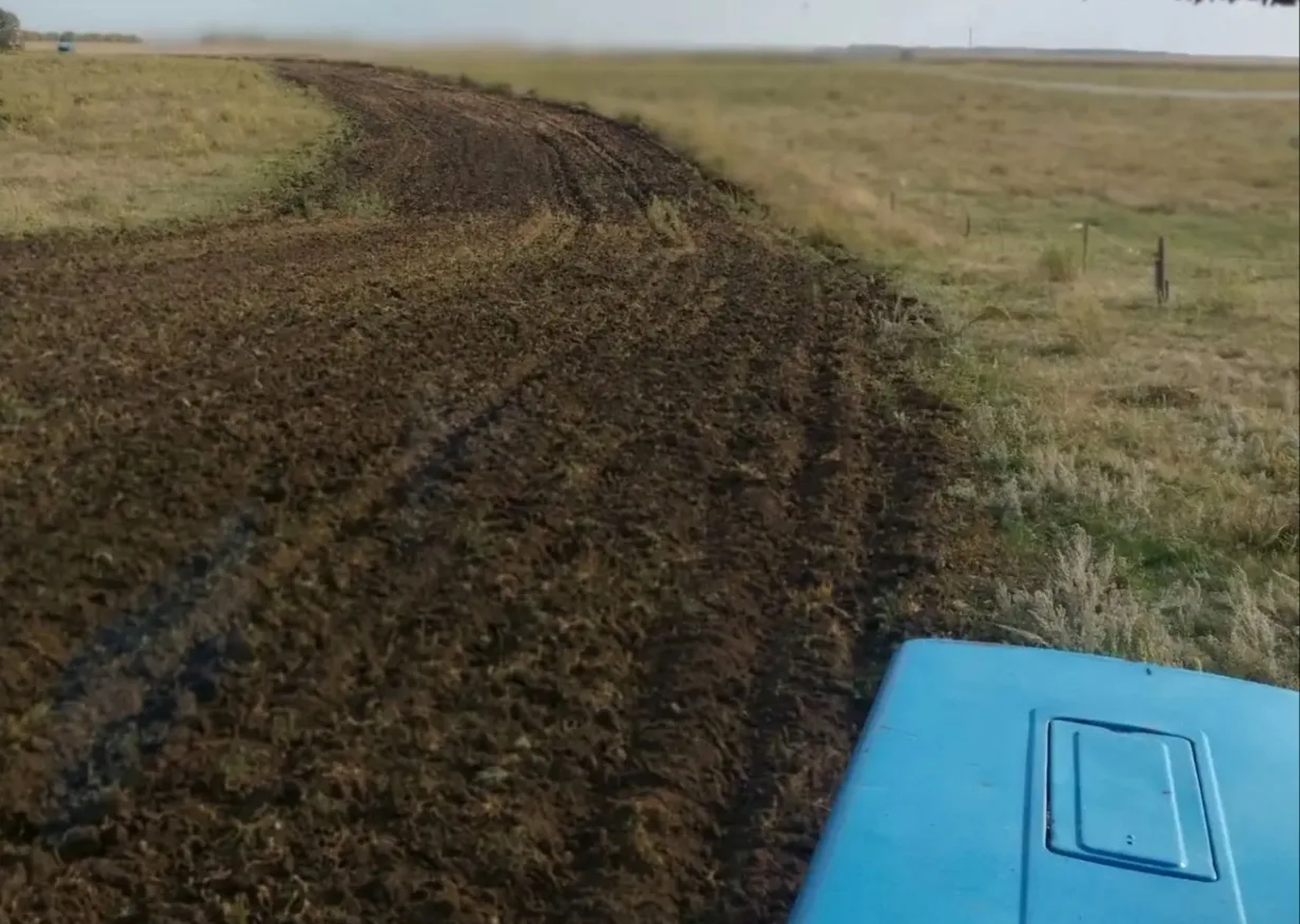🚜В сёлах Звериноголовского округа идут работы по обновлению минерализованных противопо...