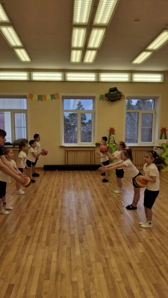 Спорт нам плечи расправляет,
Силу ловкость нам даёт.
Он нам мышцы развивает,
На рекорды нас зовёт! 
