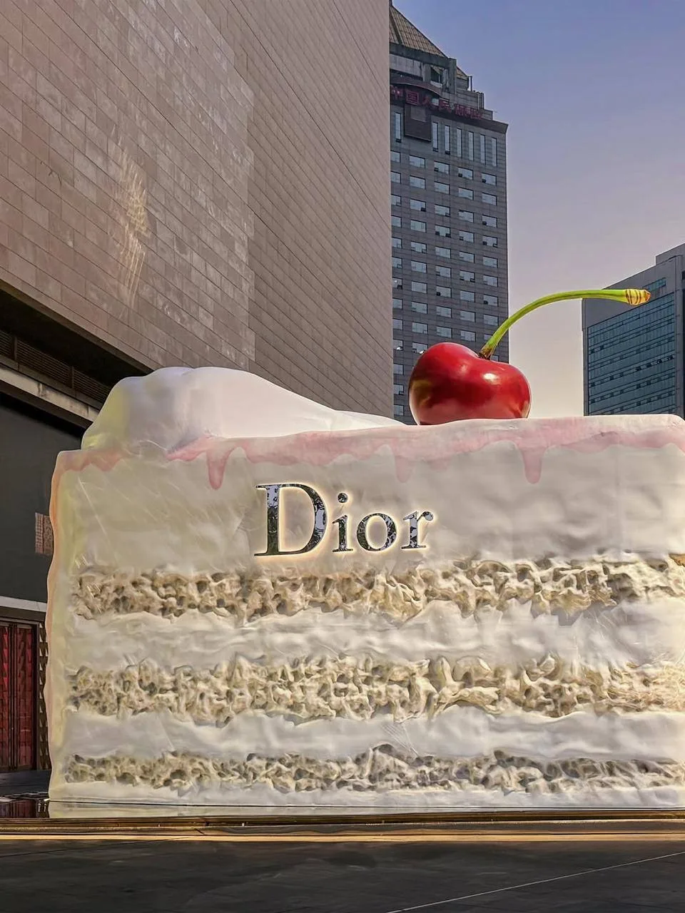 Доброе утро! Dior открыл новый поп-ап в Нанкине, пространство представляет из себя кусо...