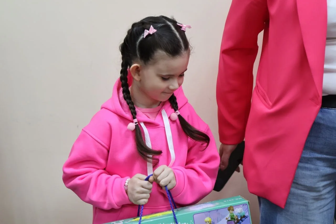 Скоро первый шаг во взрослую жизнь: с праздником, Оля! 🎒🌸