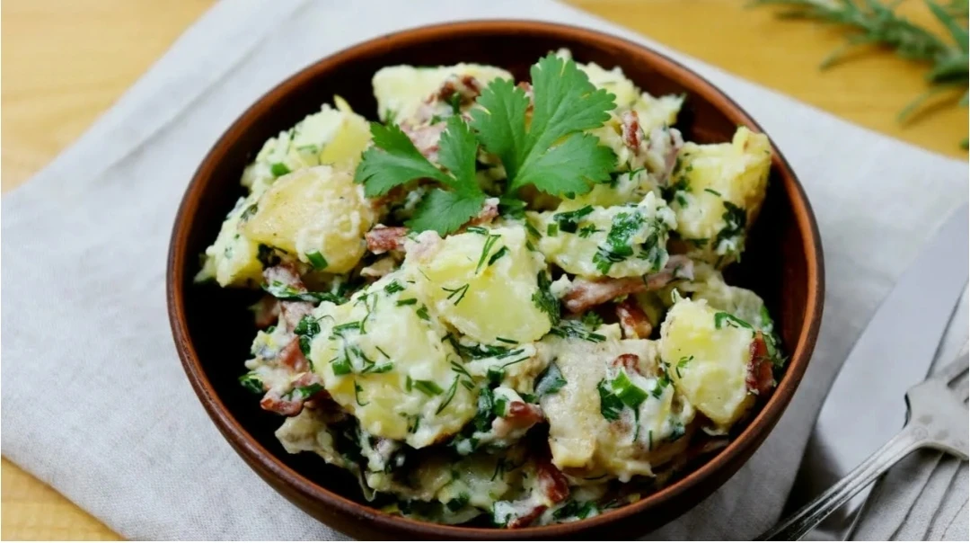 Тёплый картофельный салат с беконом — тот самый вариант, когда хочется чего-то простого...