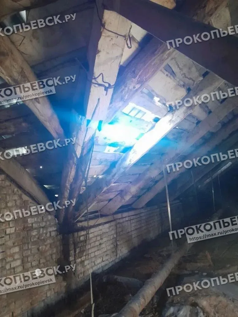 От подписчика.

"Шишкина 41, крыша над квартирой течёт постоянно с весны и до снега осенью. После об