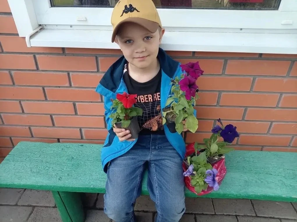 В каждой детской ладошке  частичка лета 🌼

Вот они — наши главные садоводы с душой нараспашку. Наши
