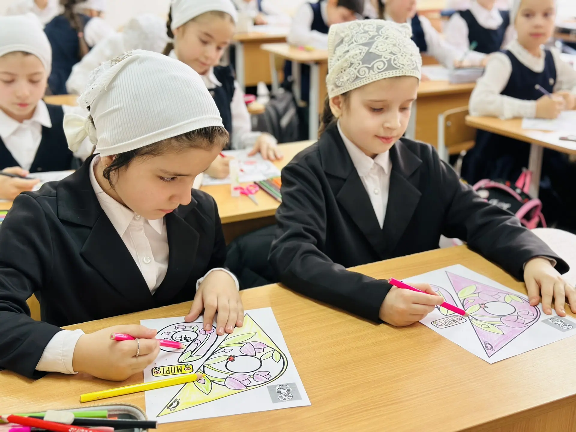 Творческое занятие в 2 «Б» классе к Международному женскому дню🌷  В рамках мероприятий, посвященных 