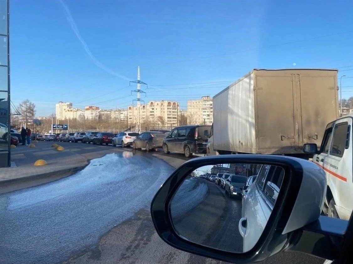Просьба решить проблему на выезде из пос. РТС
Из-за отписок профильных служб просим мэра лично вмеша