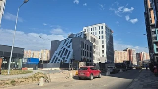 Близится к финалу строительство офисного здания (высокая часть) со школой искусств "Лёрнити" (всё ос