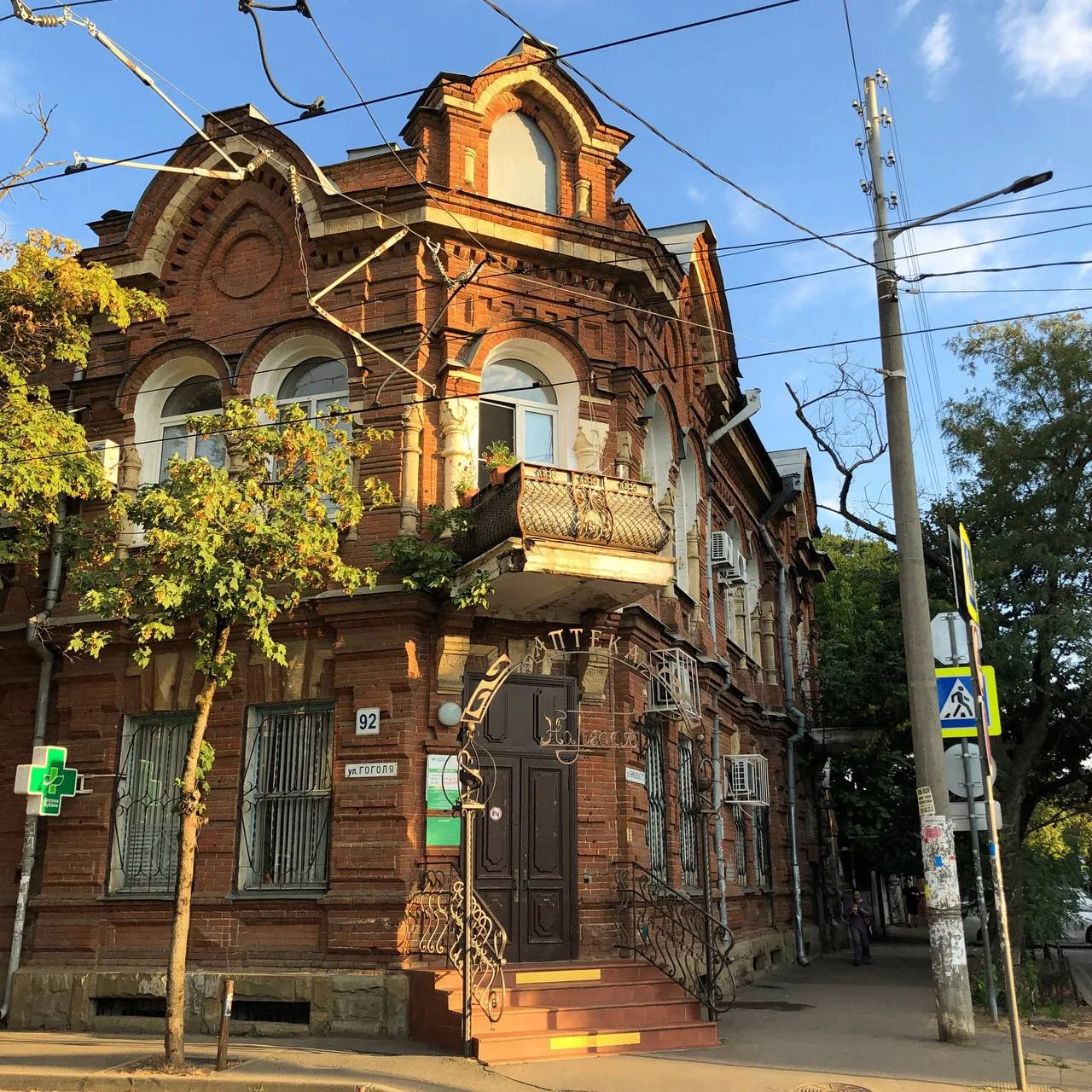 📸 Делимся вашим творчеством: прогулка по Краснодару в поисках старинных купеческих домов...

Фото: 