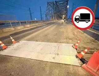 Ограничения для грузовиков на мосту «777» в Красноярске продлили до конца года.