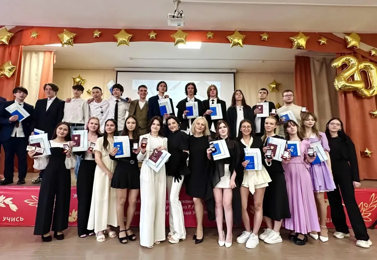 С праздником, выпускники! 🎓

26 июня в Центре образования №15 прошла торжественная церемония вручен