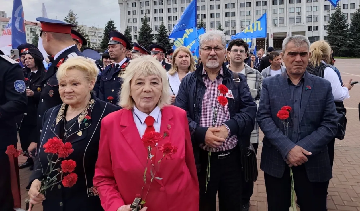 🕯 В День ветеранов боевых действий на площади Славы почтили память защитников Отечества