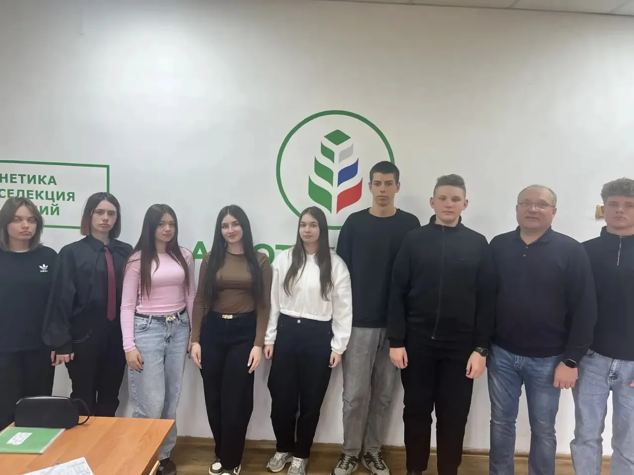 Встреча с будущим: ЛГАУ продолжает профориентационный тур по школам 🚀  🎓 Преподаватели Луганского го