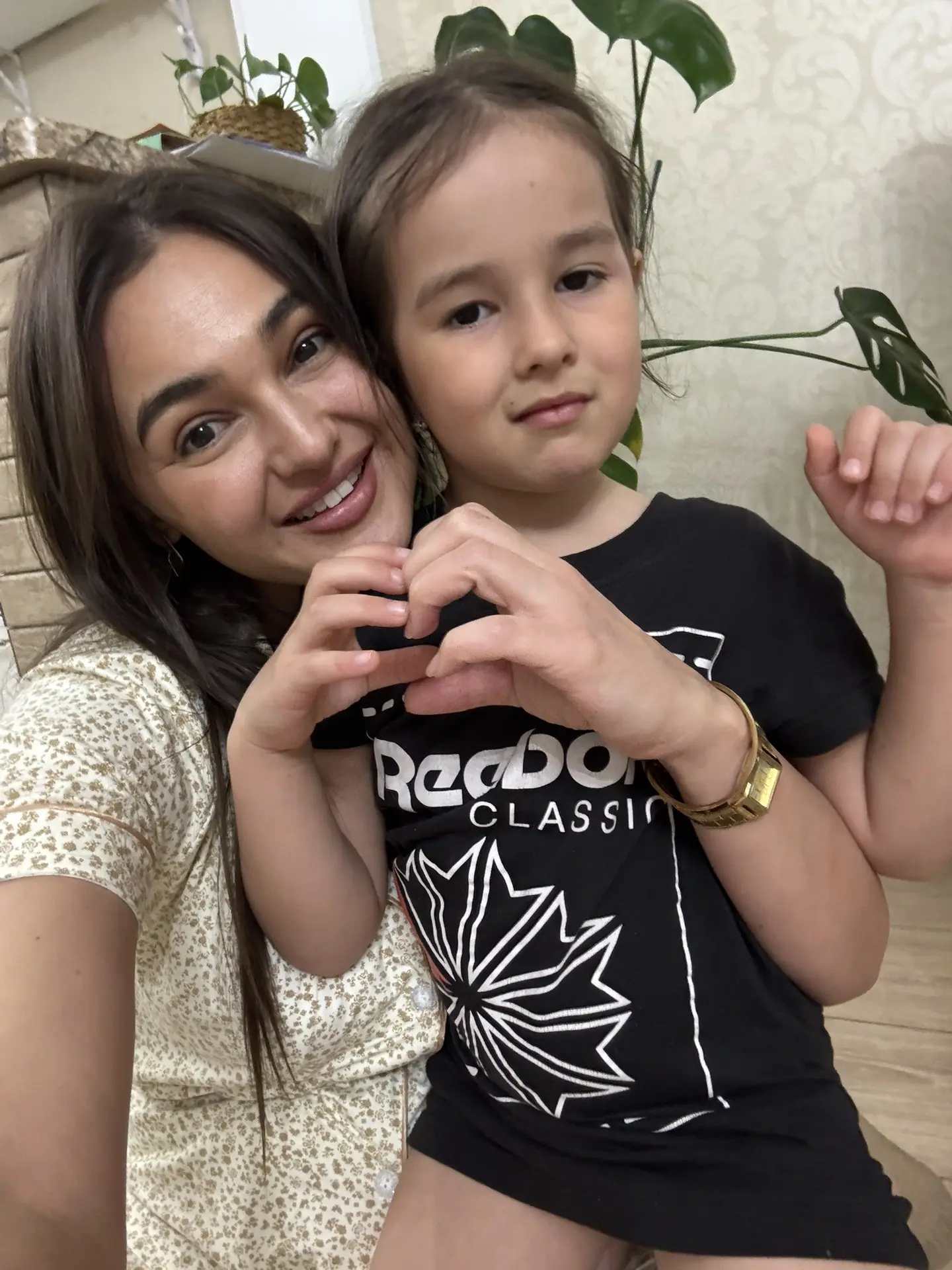 Привет всем нашим новым подписчикам ♥️ 
Факты обо мне 
1. меня зовут Айгуль 😍 и мне нравится моё им