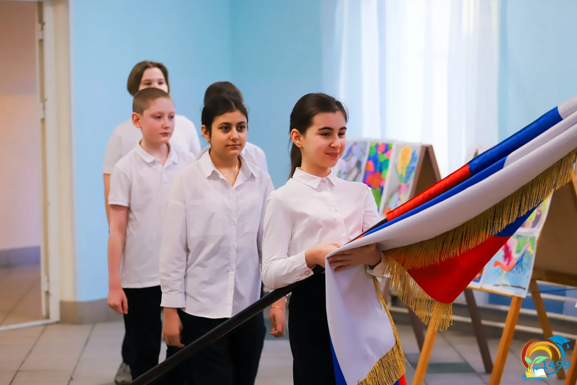 🇷🇺Новая учебная неделя в нашей школе традиционно началась с важного и объединяющего события — церемо