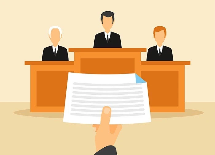 При сокращении работодатель не обязан предлагать вакансию сразу после ее появления, отметили суды  Р