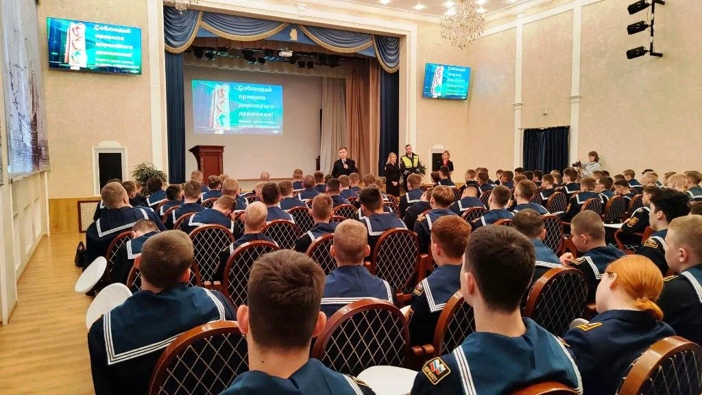 🚦 В Морской технической академии имени адмирала Д.Н. Сенявина для курсантов провели пр...
