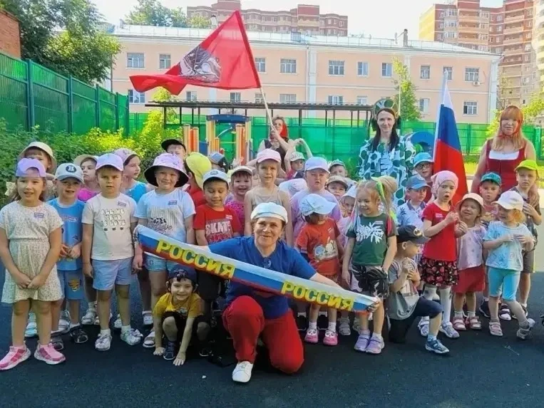 🇷🇺 Россия глазами дошкольников

Ребята в детских садах всю неделю готовились к Дню России, знакоми