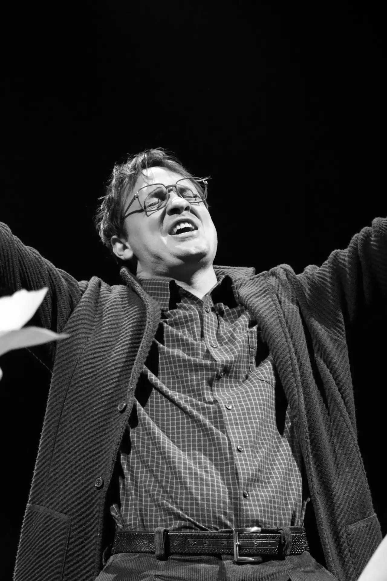 Несколько часов до премьеры.
Декорации — тайна. Сюжетные повороты — интрига.
А эмоции — вот они, на 