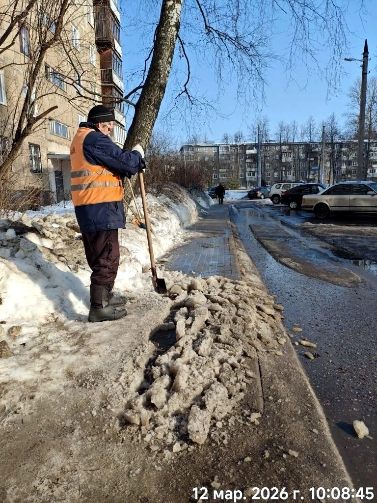 🌞Солнышко стало баловать чаще. Скоро все зазеленеет 🌱🌱🌱 👋А пока продолжаем зачистку дворов от снега.