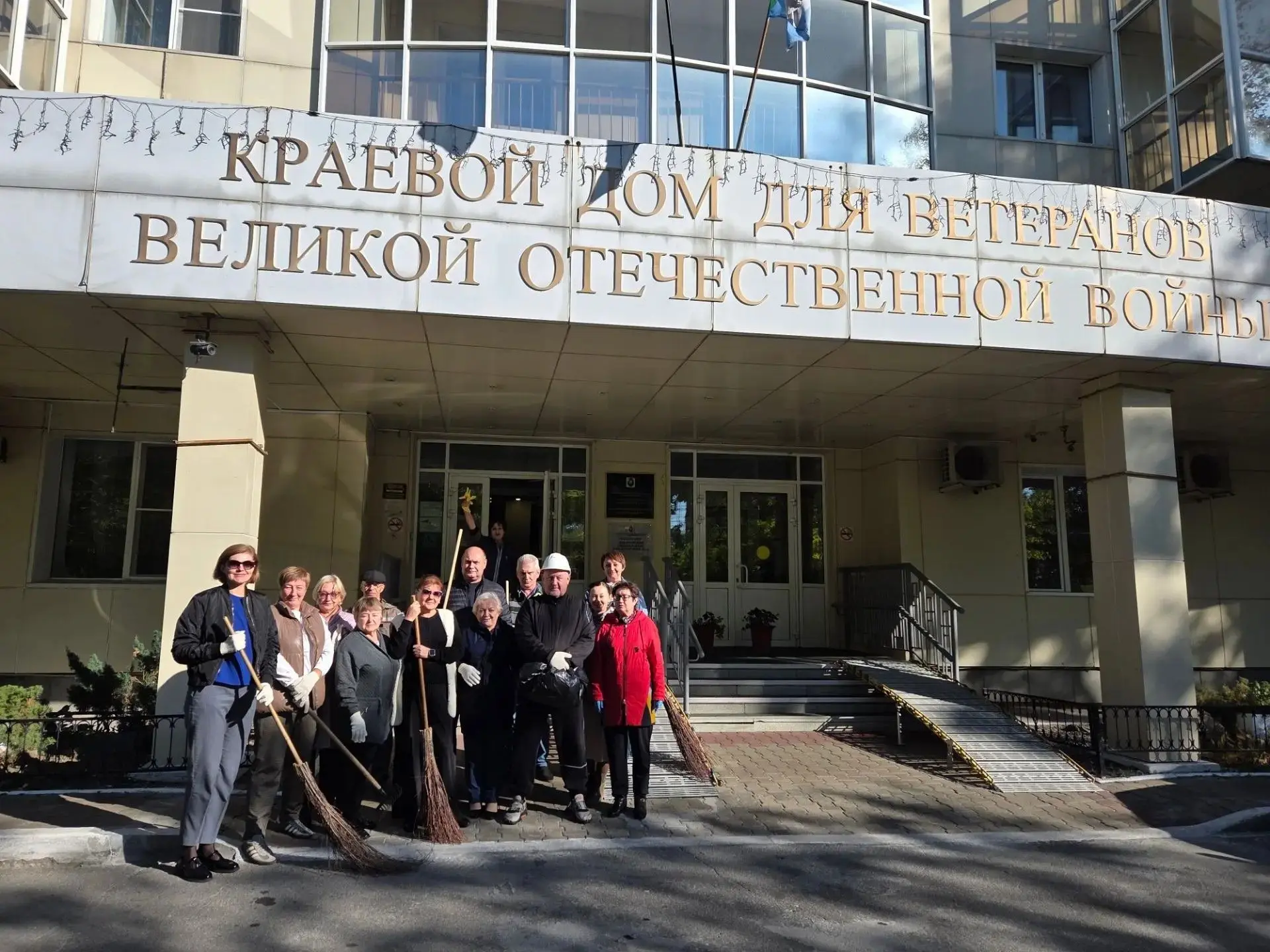 🧹🍁Сотрудники Хабаровского специального дома ветеранов №1 приняли участие в осеннем су...