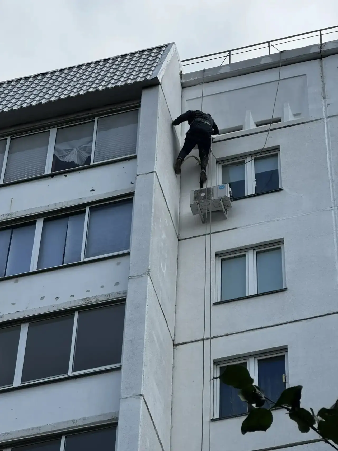 ☺️🏢 На доме по адресу Краснопольский проспект, 3д альпинисты выполнили работу по герме...