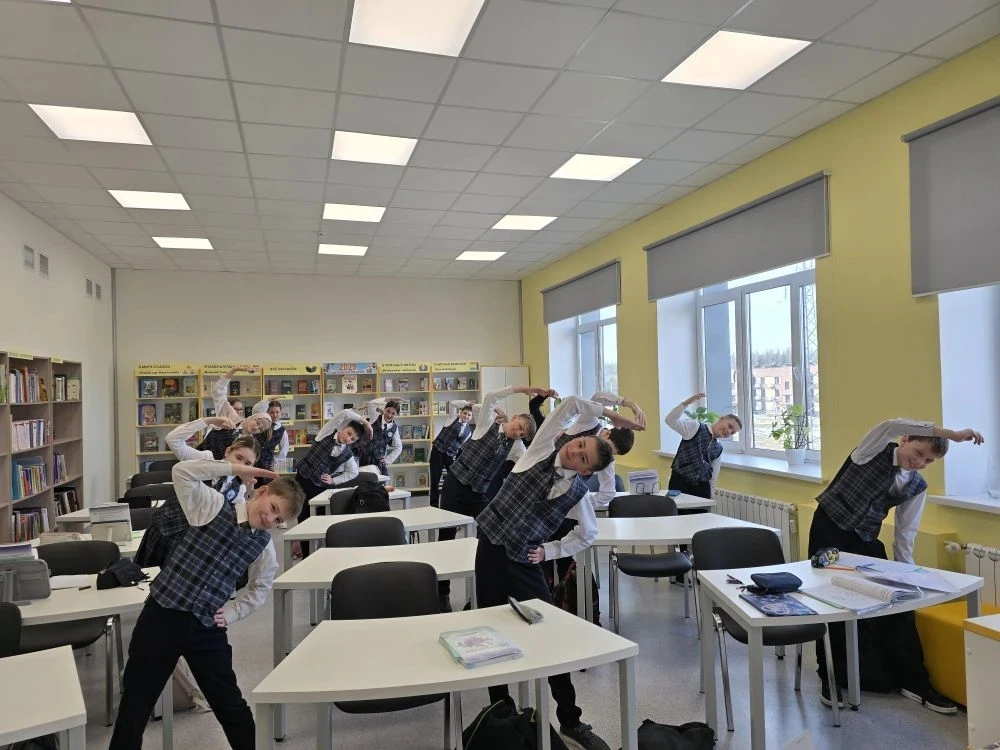 Сегодня в 6 А классе день начался с веселой утренней зарядки💪🏋 Затем был проведен классный час, приу