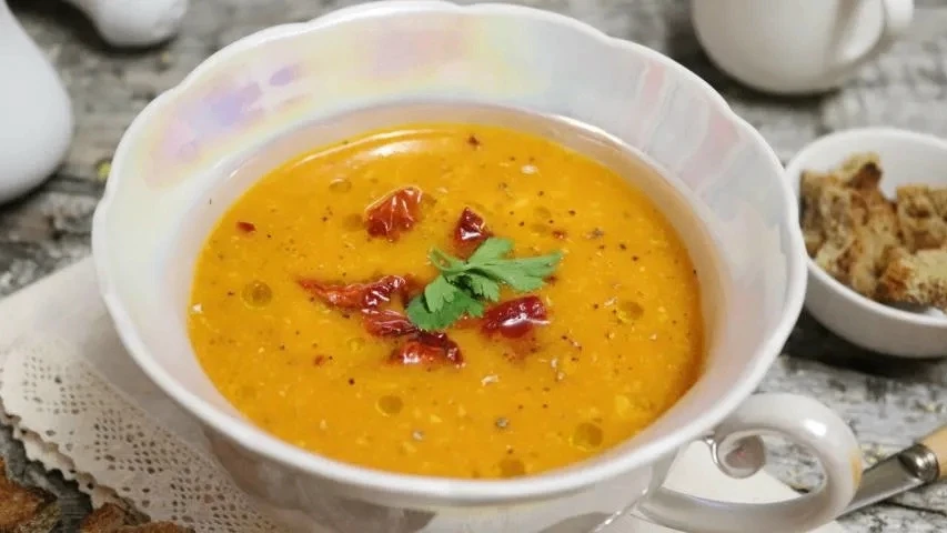 Томатный суп с физалисом, орехами и суфле из сыра